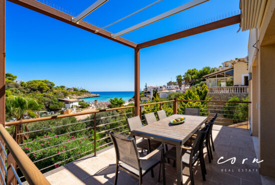 Meerblick Villa in Cala Mendia mit direktem Strandzugang und Ferienvermietungslizenz